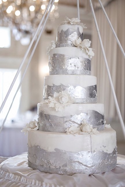 Красивый свадебный торт с металлическим эффектом
