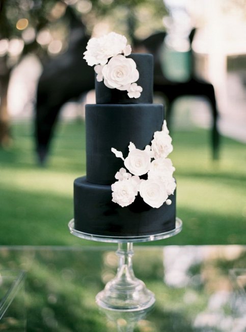 Черный свадебный торт с белыми цветами