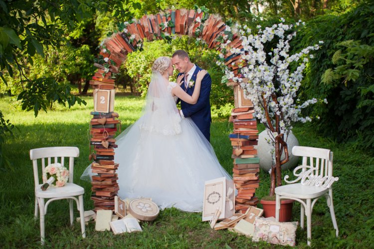 Свадебная арка из книг