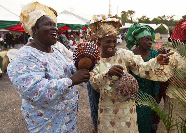 Нигерийки наблюдают как жениха бьют палками