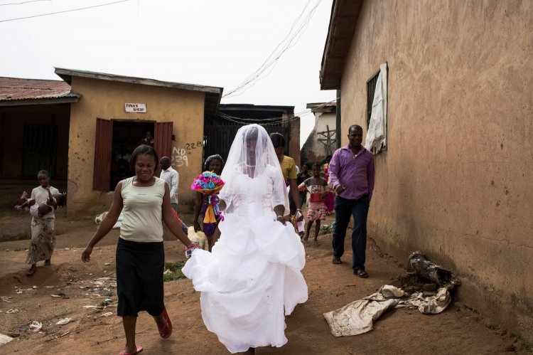 Нигерийская невеста в белом свадебном платье