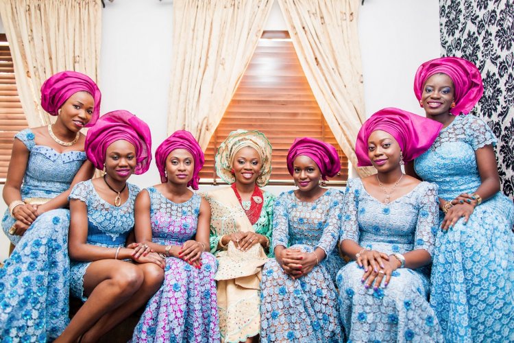Нигерийская невеста с подружками в национальных нарядах и головных уборах