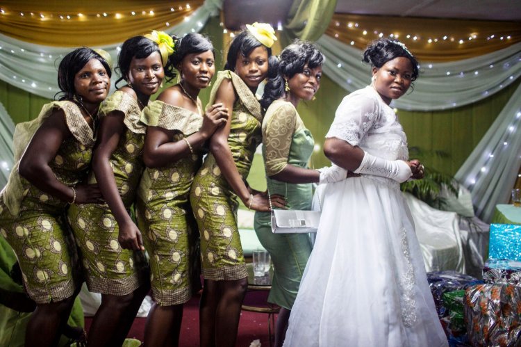 Подружки невесты в похожих платьях
