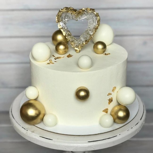 Одноярусный свадебный торт с золотом