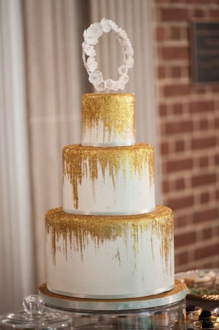 Свадебный торт с золотыми подтеками