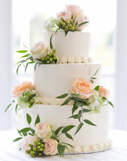Трехъярусный свадебный торт с цветами
