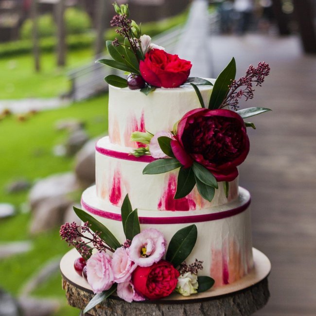 Яркий свадебный торт с цветами и акварелью