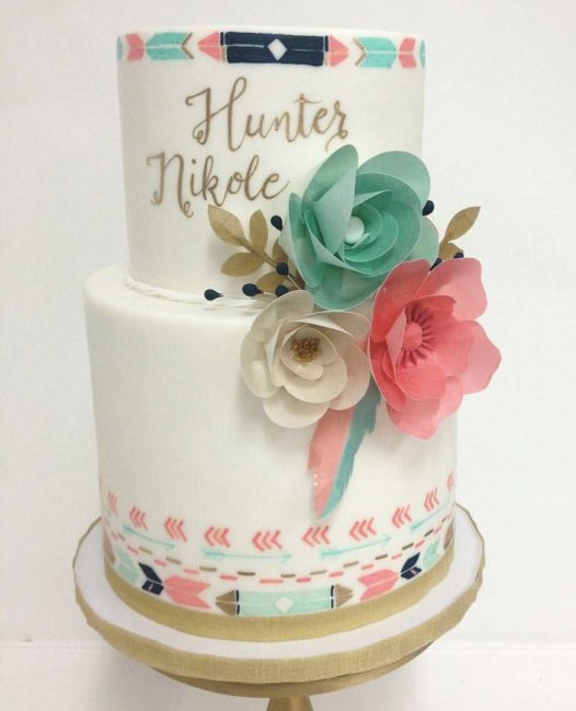 Свадебный торт с вафельной печатью и вафельными цветами