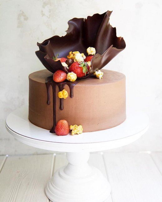 Торт с шоколадной вазой
