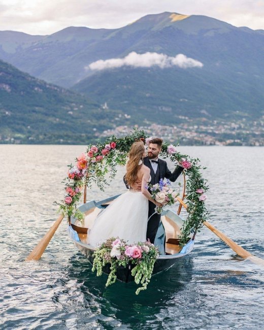 Свадебная церемония в лодке