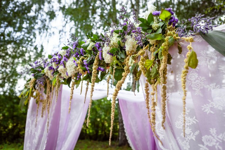 Свадебная арка из полевых цветов