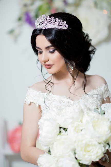 Красивая кавказская невеста