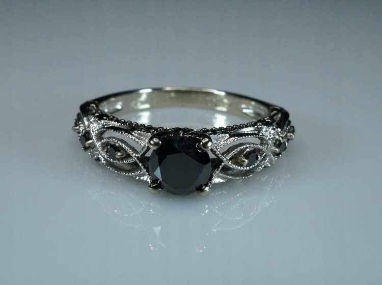 Обручальное кольцо с черным бриллиантом