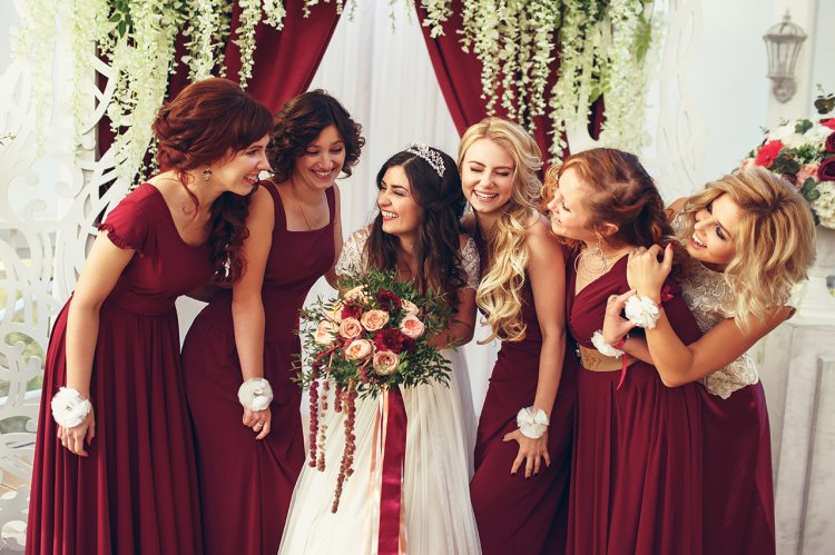 Подружки невесты в платьях марсала
