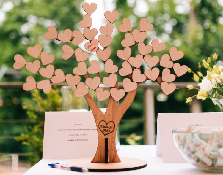 Дерево пожеланий на свадьбу - один из немногих сувениров, в котором приятен как процесс со