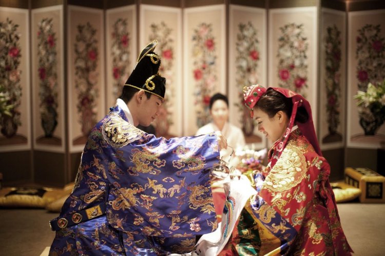 Вмест поцелуя в Корее на свадьбе пара пьет напиток из чаш друг друга