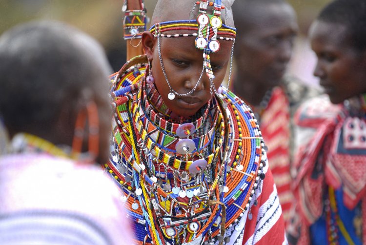 В Кении отец невесты плюет на нее после ухода из родительского дома