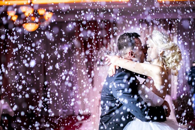 Искусственный снег на свадьбе