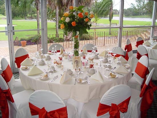 Красно-белый декор свадебных стульев
