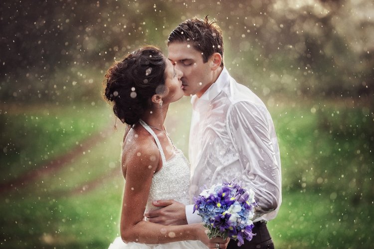 На фотосессию в дождь возьмите запасной букет невесты