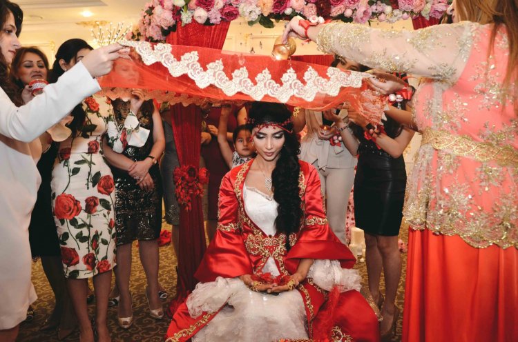 Невеста в национальном турецком свадебном платье