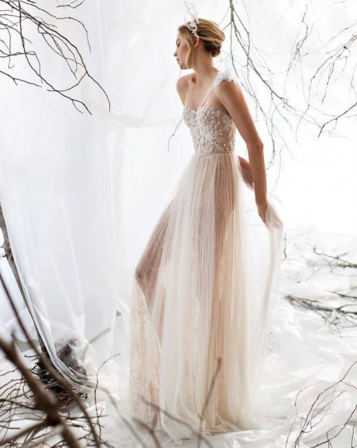 Свадебное платье с полупрозрачной тканью