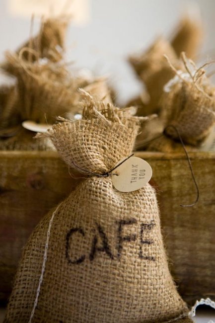 Зерна кофе в мешочке – свадебная бонбоньерка