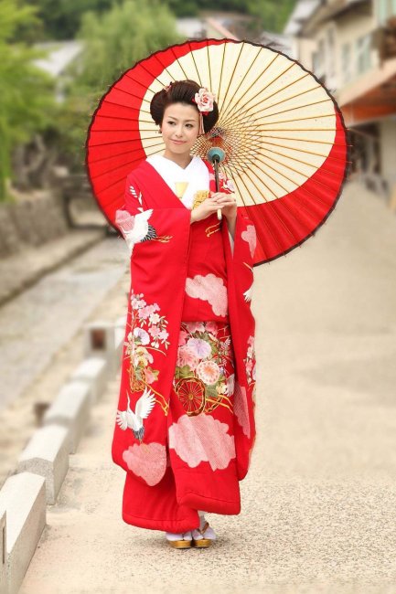 Красное свадебное кимоно