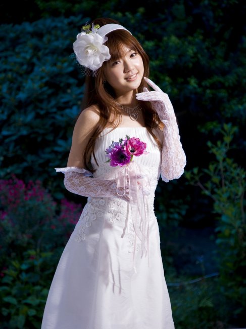 Японская невеста в свадебном платье А-силуэта со свободными рукавами