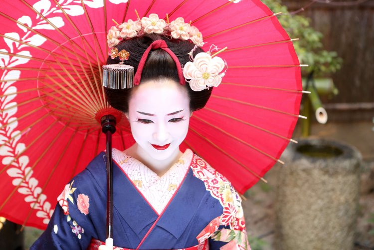 Японская невеста с зонтом