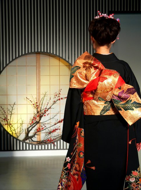 Свадебное черное кимоно с поясом, завязанным бантом сзади