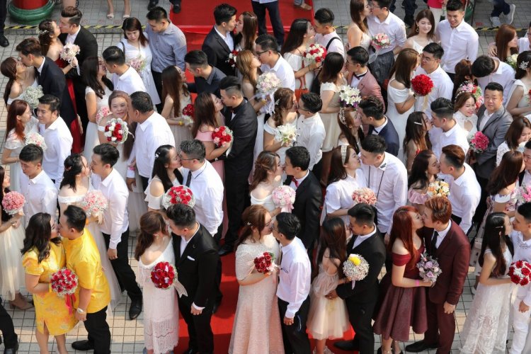 Массовая свадьба на стадионе в Пекине