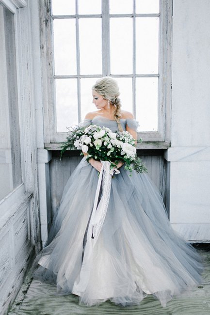 Свадебное платье в пепельно-голубом цвете