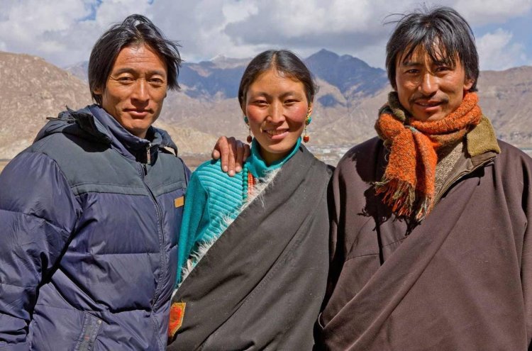 Тибетская женщина с мужьями-братьями