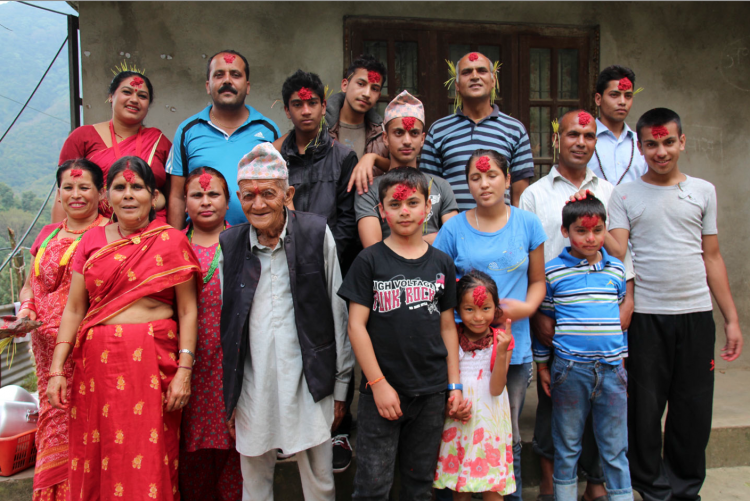 Большая непальская семья
