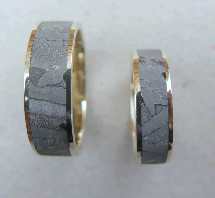 Свадебные кольца с метеоритом