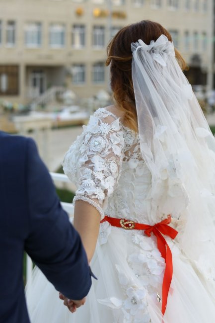 Красная лента на поясе турецкой невесты