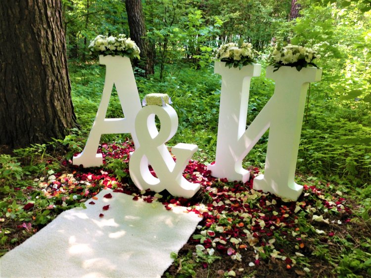 Буквы вместо свадебной арки