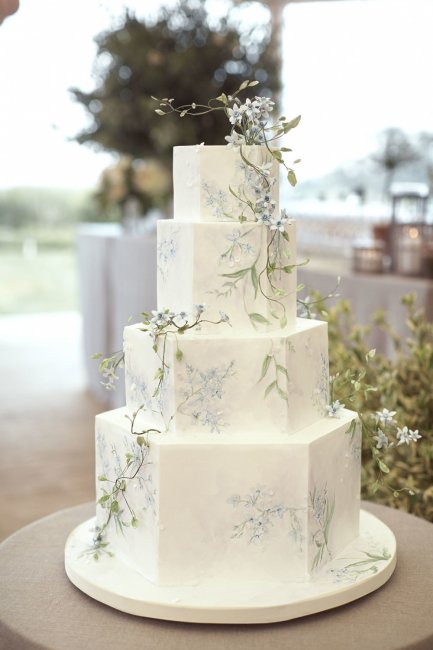 Свадебный торт белый