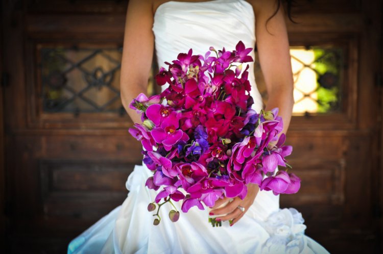 Букет невесты для летней свадьбы цвета фуксия