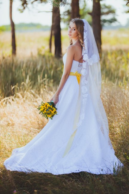 Добавление желтого цвета в наряд невесты