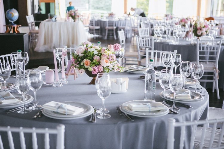 Свадебный стол в серых оттенках