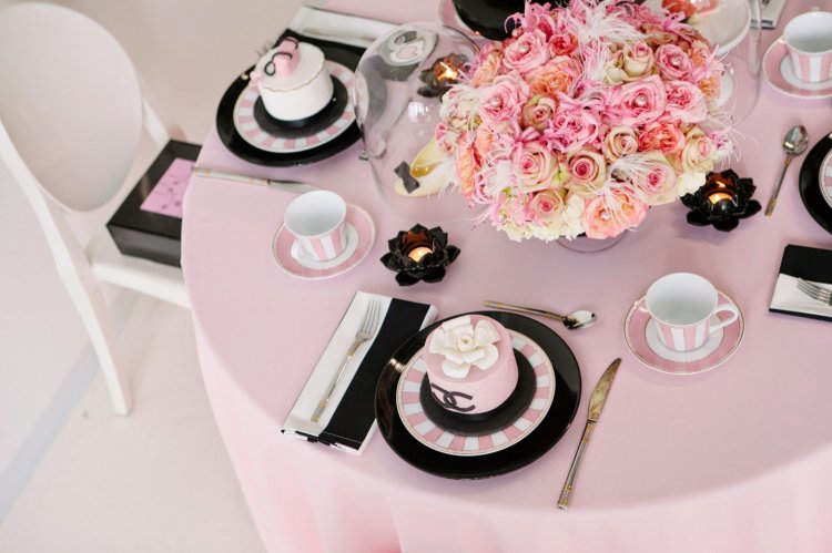 Очень стильно сочетание розового и черного для свадьбы детом