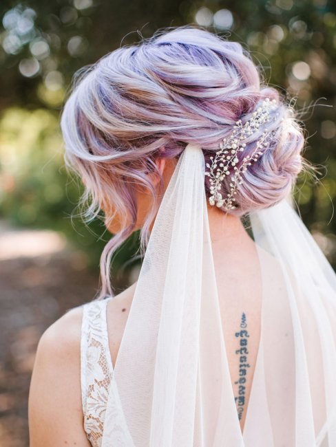 Невеста с фиолетовыми волосами