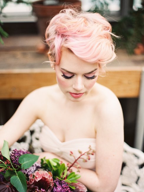 Невеста с розовыми волосами