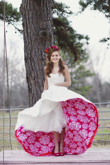 Свадебное платье с цветным подъюбником