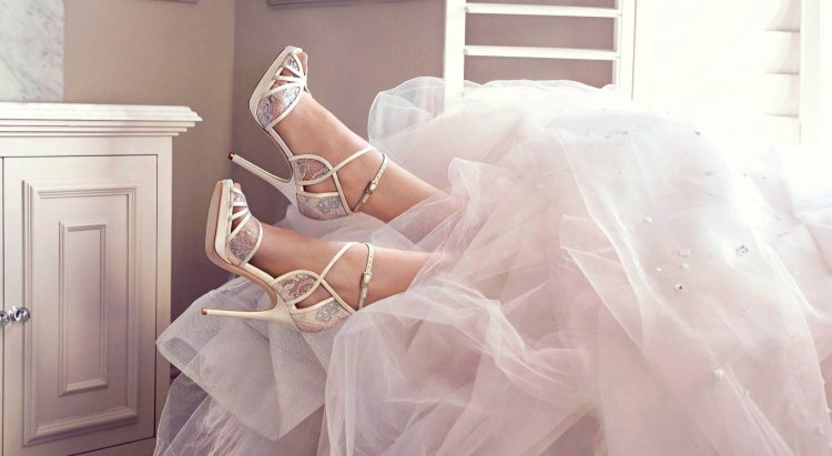 Как подобрать обувь под свадебное платье