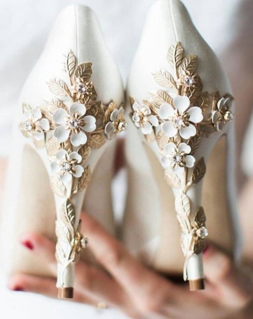 Туфли с декором идеально подойдут под просто свадебное платье