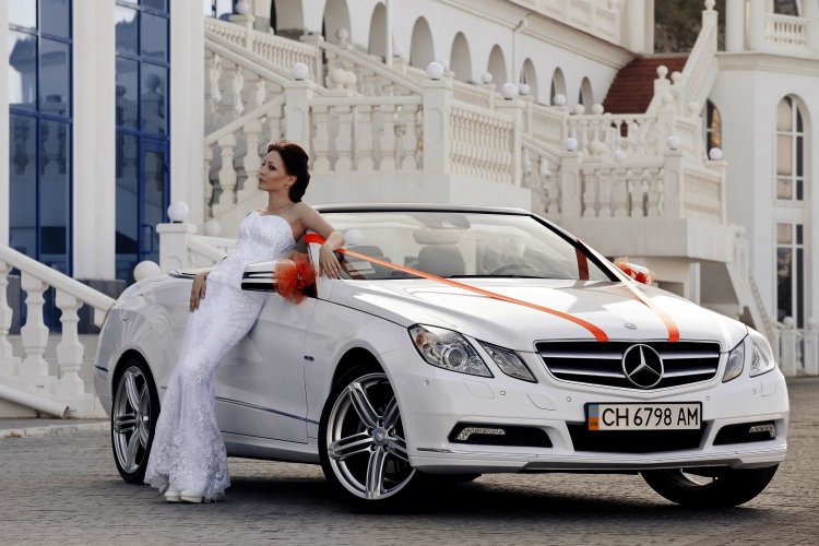 Хорошая примета - жених и невеста едут в загс на разных автомобилях