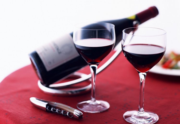 Набор для вина и красное вино